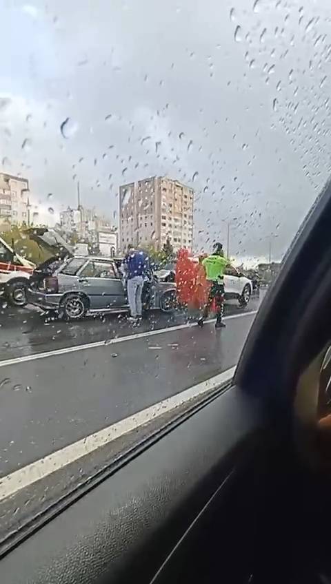 İstanbul’da sağanak etkisini gösterdi: Bahçe duvarı yıkıldı, ev sular altında kaldı 13